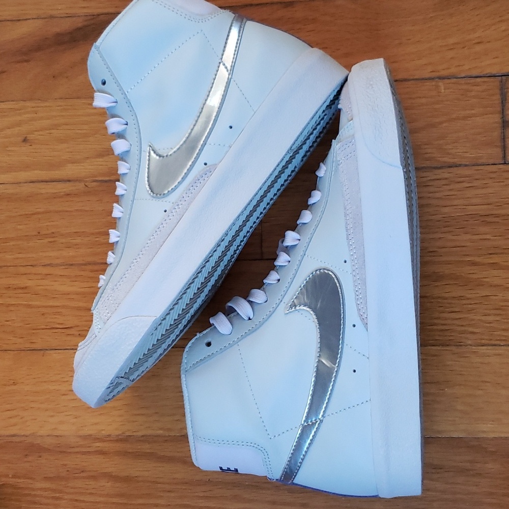 Nike Blazers in Excellent, almost new condition- light blue with silver swoops